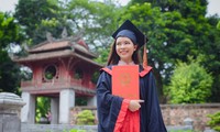 นางสาว ลลิตภัทร เกิดกรุง นักศึกษาไทยปริญญาตรีเกียรตินิยมอันดับ1 ของมหาวิทยาลัยสังคมศาสตร์และมนุษยศาสตร์ สังกัดมหาวิทยาลัยแห่งชาติฮานอย