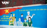 ถนนภาพวาดบนผนังที่ประชาสัมพันธ์การป้องกันและรับมือการแพร่ระบาดของโรคโควิด-19ในกรุงฮานอย
