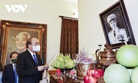 ประธานประเทศ เหงียนซวนฟุก ไปจุดธูปเพื่อรำลึกถึงพลเอก หวอเงวียนยาฟ