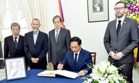 รัฐมนตรีว่าการกระทรวงการต่างประเทศเวียดนามเขียนข้อความในสมุดไว้อาลัยสมเด็จพระราชินีนาถเอลิซาเบธที่ 2 แห่งอังกฤษ