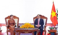 นายกรัฐมนตรี​ฝ่ามมิงชิ้ง ให้การต้อนรับรองนายกรัฐมนตรีกัมพูชา แมน สำ อาง