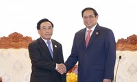 นายกรัฐมนตรี ฝ่ามมิงชิ้ง พบปะกับนายกรัฐมนตรีลาว