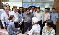 นายกรัฐมนตรี​ฝ่ามมิงชิ้ง เยือนโรงพยาบาลจังหวัดแค้งหว่าและหมู่บ้านเด็กโสสะ SOS ญาจาง
