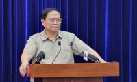 นายกรัฐมนตรี ฝ่ามมิงชิ้ง ตรวจสถานการณ์ปัญหาดินถล่มริมชายฝั่งในจังหวัดก่าเมา ซอกจังและบากเลียว