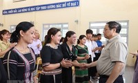 นายกรัฐมนตรี ฝ่ามมิงชิ้ง ตรวจการเตรียมความพร้อมให้แก่ปีการศึกษาใหม่ 2023-2024 ณ จังหวัดกอนตุม