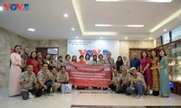 ผู้บริหารของสถานีวิทยุเวียดนามให้การต้อนรับสโมสรผู้ฟังสถานีวิทยุ Borneo ประเทศอินโดนีเซีย