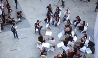การแสดงดนตรีซิมโฟนี่บนฟุตบาทในฮานอย