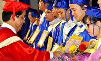 Danang University honors outstanding students