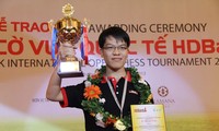 Le Quang Liem triumphs at HDBank chess tournament 2013