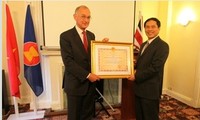 Vietnam, UK to boost bilateral ties