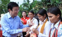 President Truong Tan Sang presents gifts to Quang Nam residents