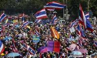 Protesters block Bangkok streets – Government calls for peaceful demonstrations