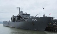 Singapore naval vessel visits Da Nang
