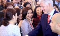 Bill Clinton discusses HIV-AIDS on children in Vietnam
