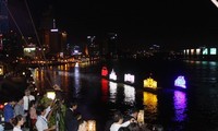 Lighting boat parade enchants audience in Ho Chi Minh city