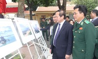 Maps on Vietnam’s Truong Sa, Hoang Sa presented to Border Guard Command