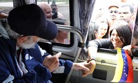 Fidel Castro meets with visiting Venezuelan youths