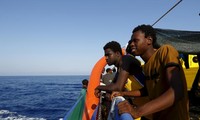 EU to aid Libyan navy to stop human smuggling