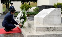 Japan's Abe pays respects at Hawaii memorials on eve of Pearl Harbor trip