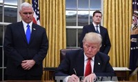 Trump signs order pulling US out of TPP deal