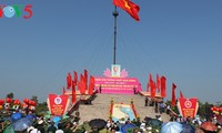 Flag-hoisting ceremony in Quang Tri marks Reunification Day