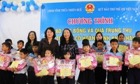 Vice President presents gifts to needy children in Thua Thien-Hue