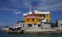  Marineoffiziere besuchen zum Neujahr Insel Sinh Ton