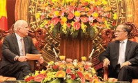 Parlamentspräsident Nguyen Sinh Hung empfängt John McCain