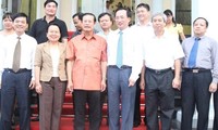 Laotischer Vize-Premierminister besucht einige Provinzen in Vietnam