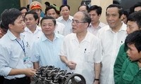 Parlamentspräsident Nguyen Sinh Hung trifft die Wähler in Ha Tinh
