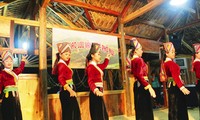 Folkloremusikgruppe der Volksgruppe Kho Mu