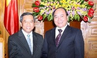 Vize-Premierminister Nguyen Xuan Phuc trifft laotischen Wissenschaftsminister
