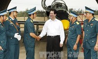 Premierminister Dung besucht des Regiments der Luftstreitskräfte Nummer 910