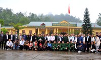Eine Delegation der im Ausland lebenden Vietnamesen besucht die Gedenkstätte Pac Bo