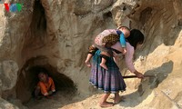 Kinder der Volksgruppe der Mong bauen sich Spielräume am Fuße des Berges