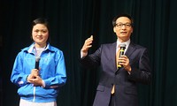 Vizepremierminister Vu Duc Dam und Minister führen Gespräch mit Studenten