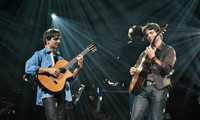 Vietnamesen bewundern das deutsche Gitarrenduo Katona Twins 