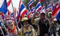 Demonstranten versammeln sich vor den Wahllokalen in Thailand