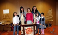 Tran Phuong Hoa lehrt traditionelle vietnamesische Musikinstrumente mitten in Berlin