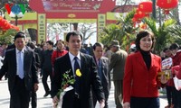Hanoier besuchen Pagoden am ersten Tag des traditionellen Neujahrsfests Tet