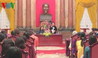 Vizestaatspräsidentin Nguyen Thi Doan würdigt die Frauen des Kreises Dan Phuong in Hanoi 