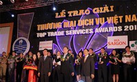 Unternehmen mit dem Preis “Handelsdienstleistungen Vietnams 2013” auszeichnen