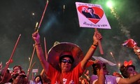 Thailand: Rote Hemden versammeln sich in Vororten von Bangkok