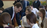Russlands Ministerpräsident Medwedew besucht überraschend die Krim