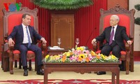 KPV-Generalsekretär Nguyen Phu Trong empfängt Russlands Premierminister Dimitri Medwedew