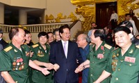 Premierminister Nguyen Tan Dung trifft Veteranen und ehemalige jugendliche Freiwillige