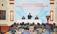 Premierminister Nguyen Tan Dung trifft Unternehmen in Kasachstan