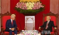 Partei- und Staatschefs Vietnams empfangen den ehemaligen US-Präsidenten Bill Clinton