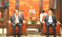 Vizepremierminister Nguyen Xuan Phuc trifft den chinesischen Premierminister Li Keqiang