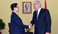Premierminister Nguyen Tan Dung trifft EU-Entwicklungskommissar